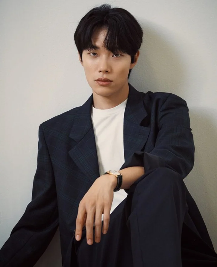 Review Ryu Jun Yeol: ch&agrave;ng diễn vi&ecirc;n xấu lạ với mối t&igrave;nh tay ba dậy s&oacute;ng