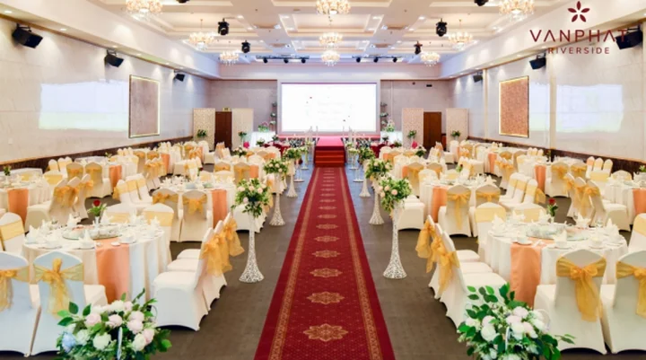 Review nh&agrave; h&agrave;ng tiệc cưới Vạn Ph&aacute;t Riverside: Một lễ cưới trọn vẹn v&agrave; ho&agrave;n hảo nhất.