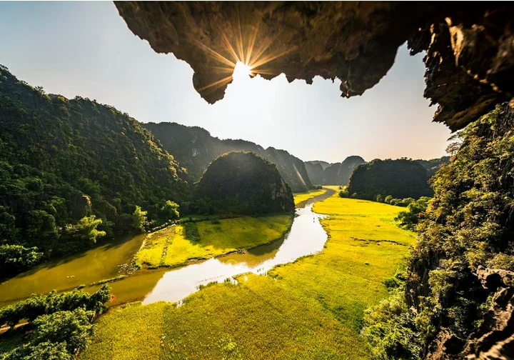 Review Tam Cốc B&iacute;ch Động Ninh B&igrave;nh cảnh đẹp non nước hữu t&igrave;nh của Tr&agrave;ng An