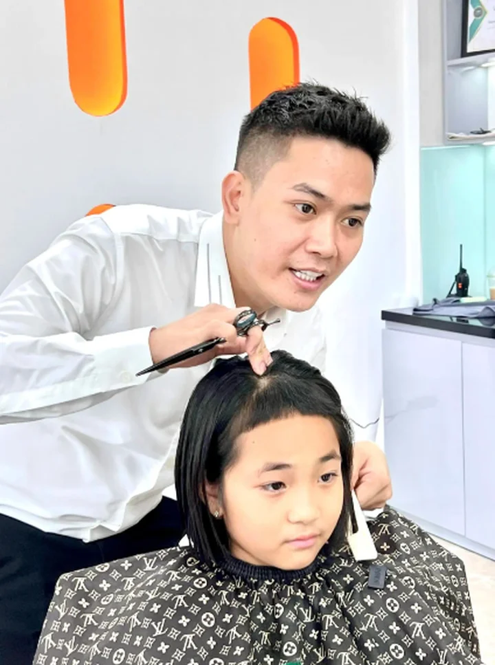 Chiến Nguyễn l&agrave; ai? - chủ thương hiệu 1900 Hair Salon v&agrave; l&ugrave;m x&ugrave;m ăn chặn t&oacute;c của bệnh nh&acirc;n ung thư