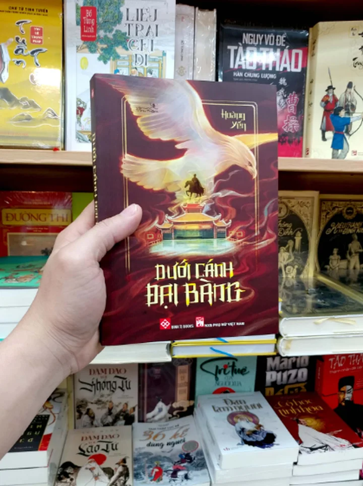 Review s&aacute;ch - Dưới c&aacute;nh đại b&agrave;ng - Ho&agrave;ng Yến
