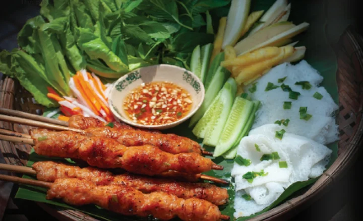 Ẩm thực đường phố S&agrave;i G&ograve;n - B&ograve; kho, bột chi&ecirc;n, nem nướng