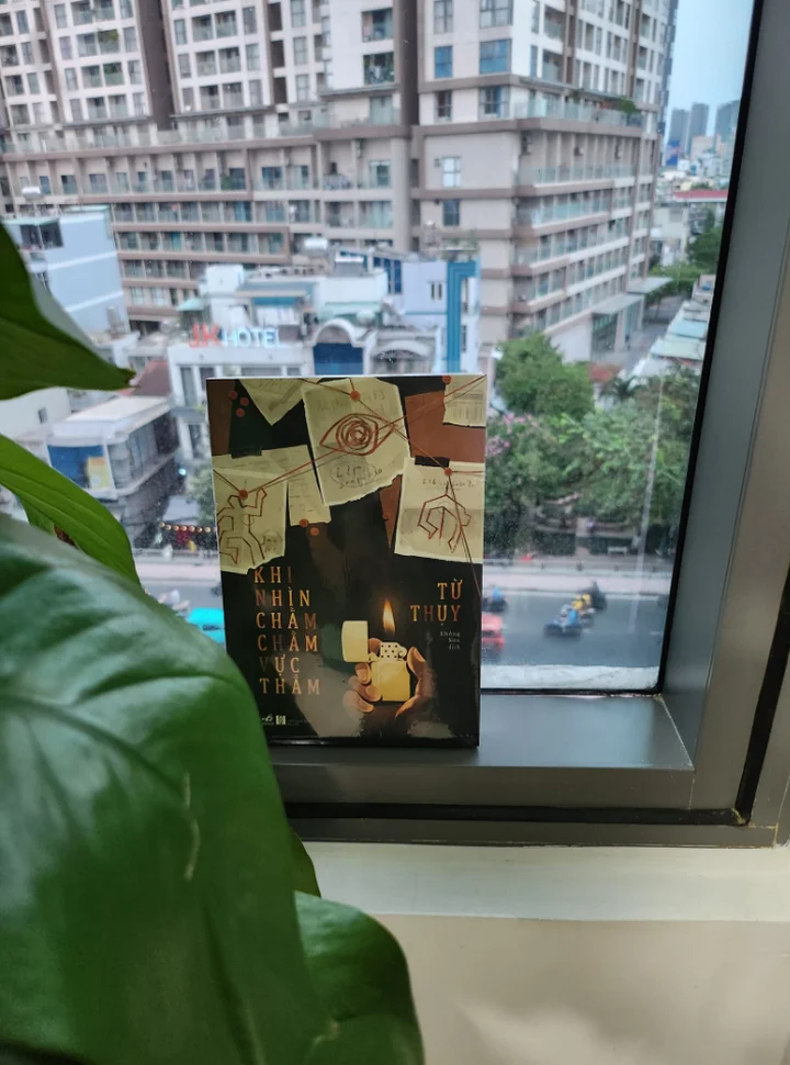 Review s&aacute;ch - Khi nh&igrave;n chằm chằm vực thẳm - t&aacute;c giả Từ Thụy