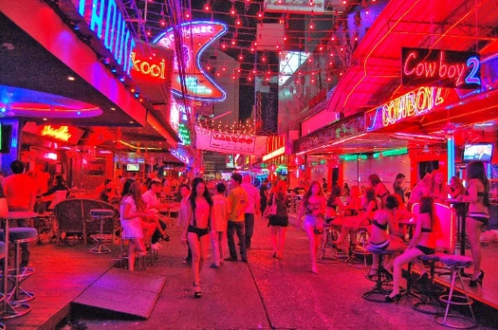 Review trải nghiệm tởn đến già khi một lần lỡ dại đến phố đèn đỏ