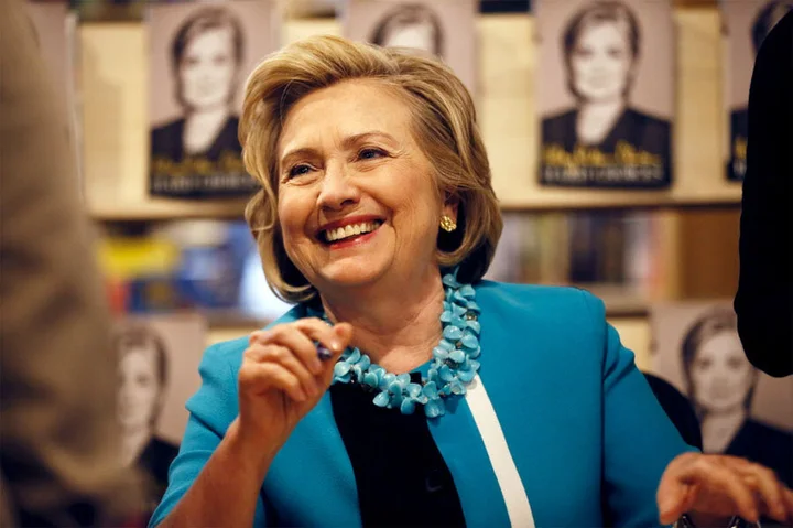 Review t&igrave;nh thế hiểm ngh&egrave;o - tiểu thuyết m&agrave;u sắc ch&iacute;nh trị của Louise Penny v&agrave; Hillary Clinton